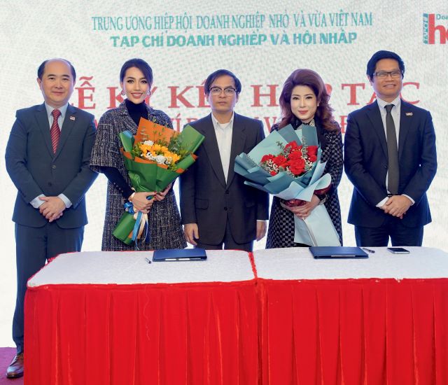 Signing ceremony between Enterprises and Integration Magazine and Arton Capital Group