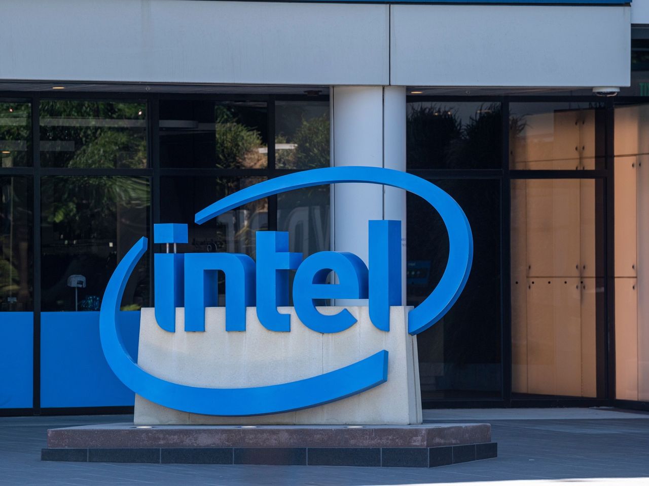 Intel cũng dự đoán doanh thu sẽ sụt giảm mạnh trong quý đầu tiên 2023