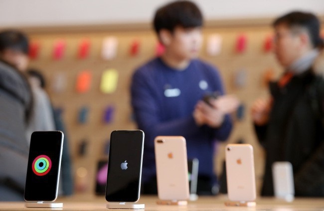 Các cáo buộc cho rằng, Apple cố tình bóp hiệu năng của một số dòng iPhone.