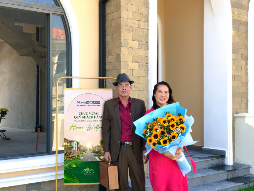 Gia đình nhà đầu tư Hồ Văn Trữ - Nguyễn Thị Nguyện nhận bàn giao Biệt thự đồi tại phân kỳ The Tropicana