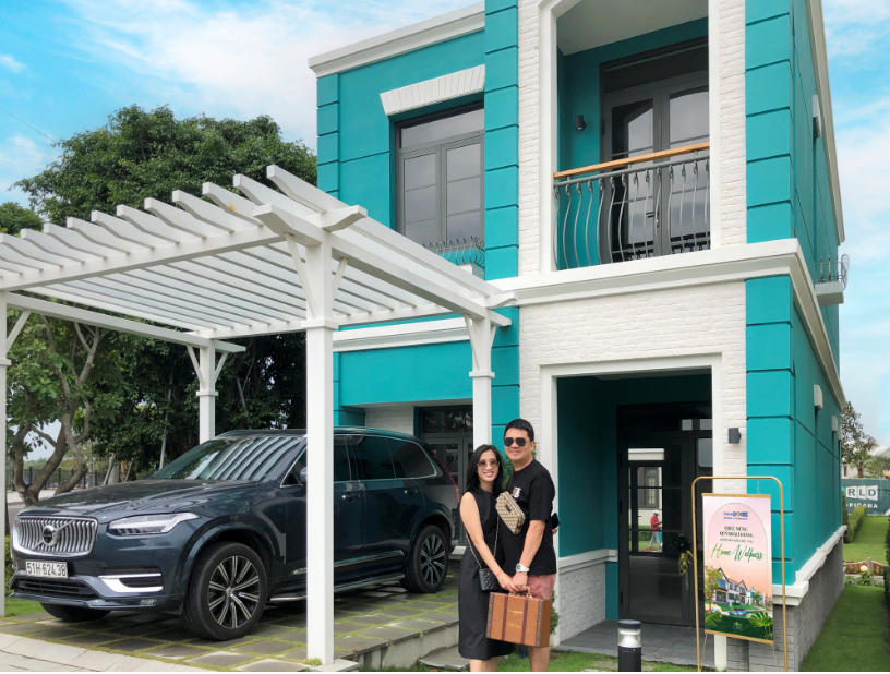 Nhà đầu tư Nguyễn Ánh Ngọc cùng chồng phấn khởi nhận bàn giao Biệt thự Lagoon