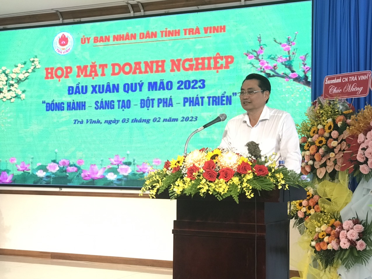 Phó Chủ tịch UBND tỉnh Trà Vinh phát biểu chỉ đạo tại buổi họp mặt.