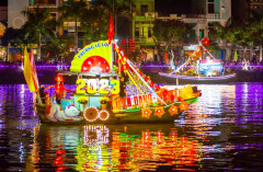 Bình Định: Lễ hội thuyền hoa lần đầu tiên được tổ chức trên sông Hà Thanh, thành phố Quy Nhơn