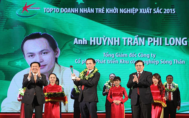 Doanh nhân Huỳnh Trần Phi Long (giữa)