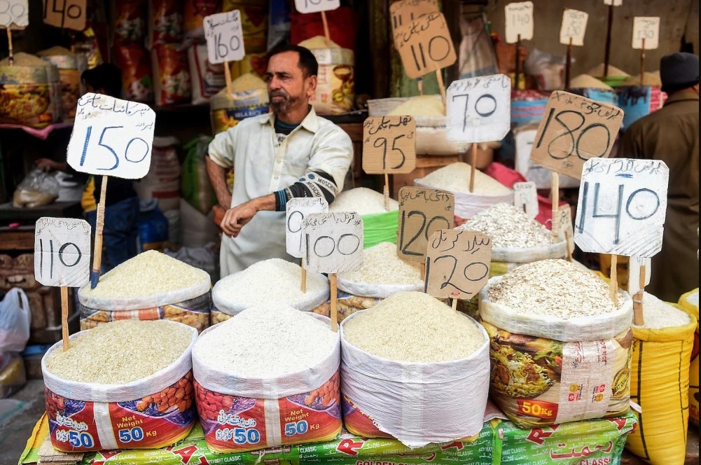 Một người bán hàng đợi khách tại một khu chợ ở Karachi, Pakistan, vào ngày 10/1. RIZWAN TABASSUM/AFP QUA GETTY IMAGES