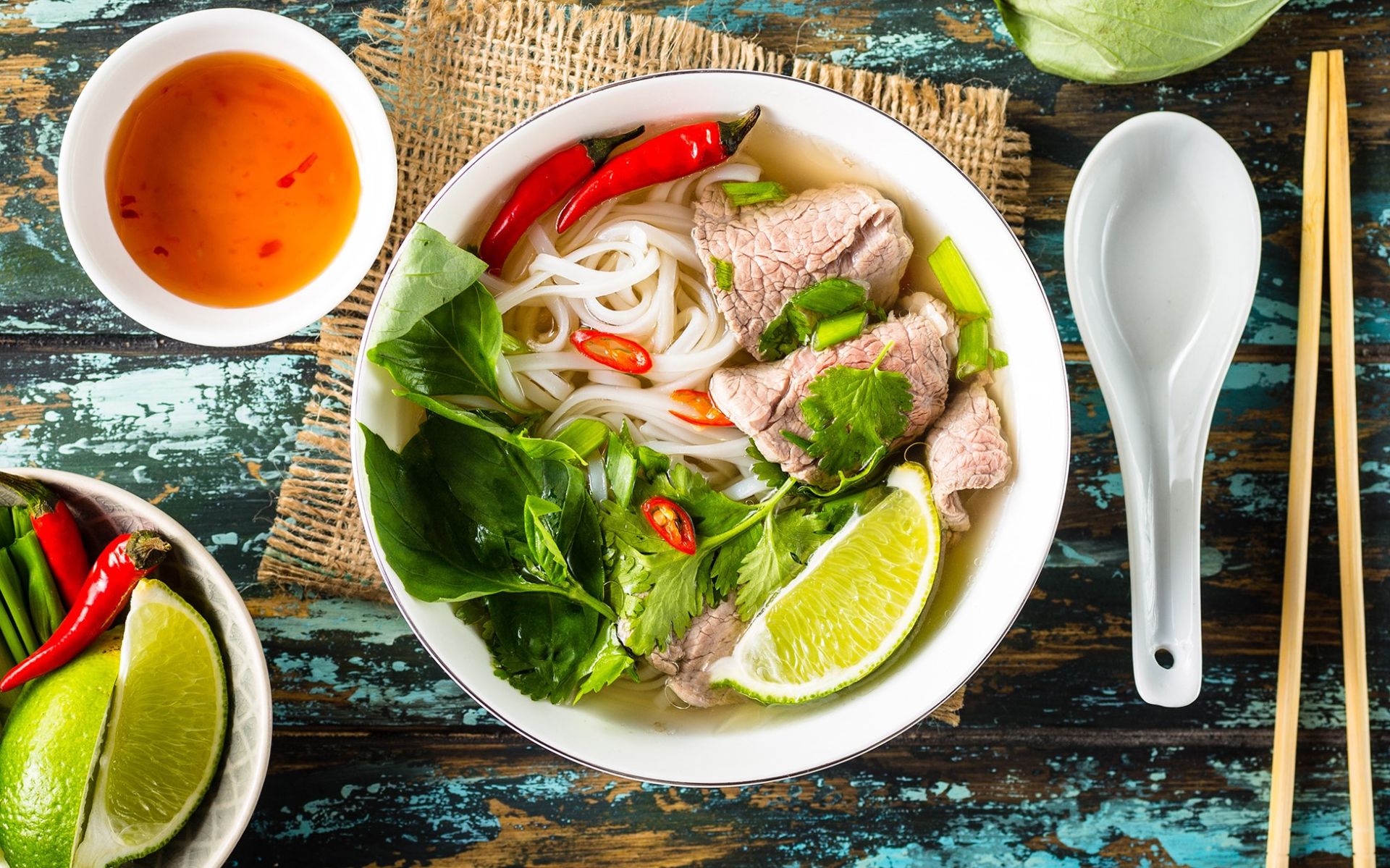 TasteAtlas nhận định, phở là món ăn truyền thống của Việt Nam, cũng là một món ăn quốc dân, món ăn đường phố thể hiện phong cách sống của người Việt.