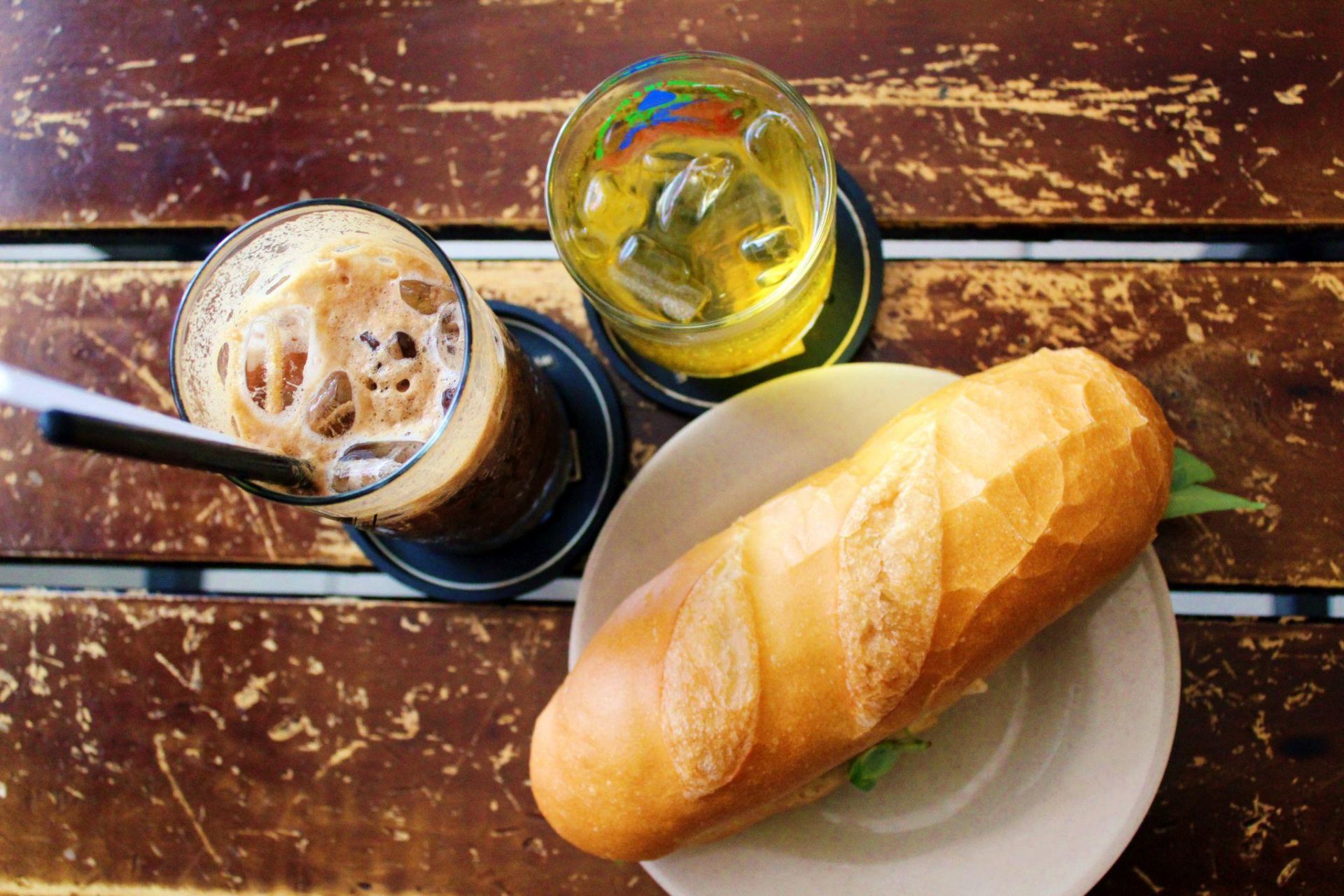 Bánh mì và cafe là món ăn tiêu biểu của người Việt