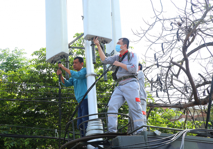 Nhân viên Viettel Phú Thọ kiểm tra vận hành các trạm phát sóng lưu động