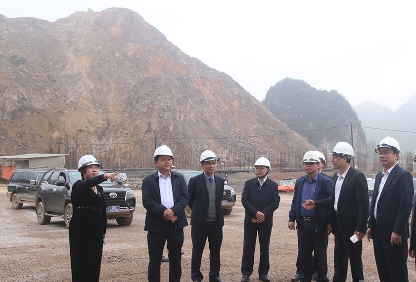 Đoàn công tác của UBND tỉnh Hòa Bình kiểm tra tiến độ xây dựng nhà máy xi măng Xuân Sơn tại xã Ngọc Lương (Yên Thuỷ).
