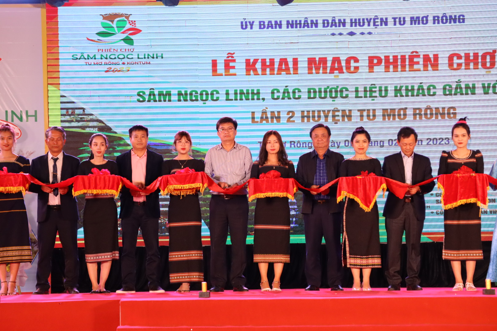 Bộ trưởng Bộ Nông nghiệp và Phát triển nông cùng đồng chí: Dương Văn Trang, Bí thư tỉnh ủy Kon Tum cùng đại diện lãnh đạo các cơ quan băng khai mạc phiên chợ sâm Ngọc Linh Kon Tum lần thứ 2, năm 2023