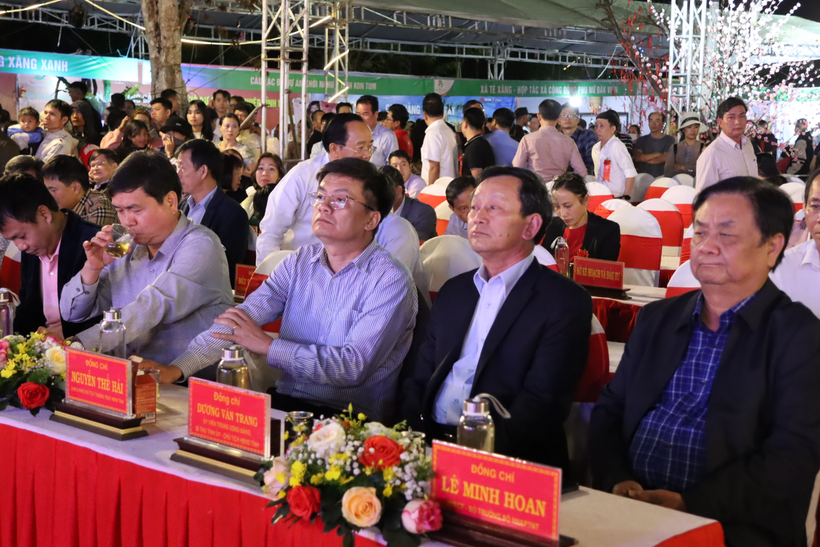 Bộ trưởng Bộ Nông nghiệp và Phát triển nông, Lê Minh Hoan cùng các đại biểu tham dự phiên khai mạc