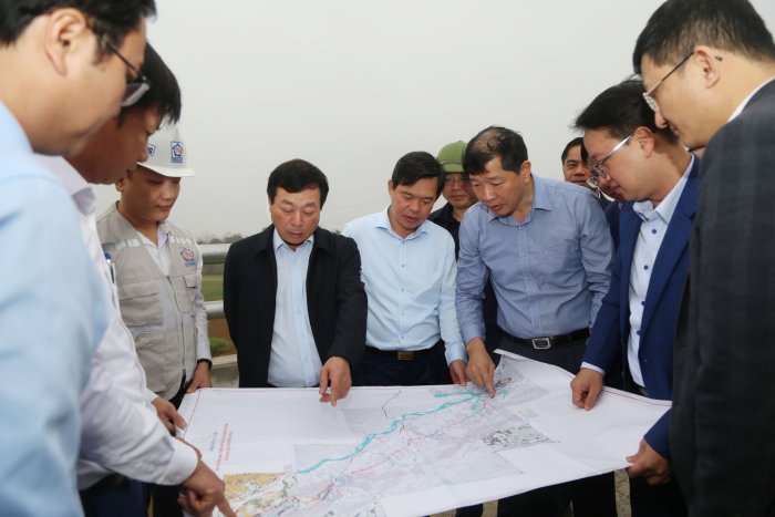 Chủ tịch UBND tỉnh Bùi Văn Quang kiểm tra dự án đường giao thông liên vùng kết nối đường Hồ Chí Minh với quốc lộ 70B, quốc lộ 32C tỉnh Phú Thọ đi tỉnh Yên Bái