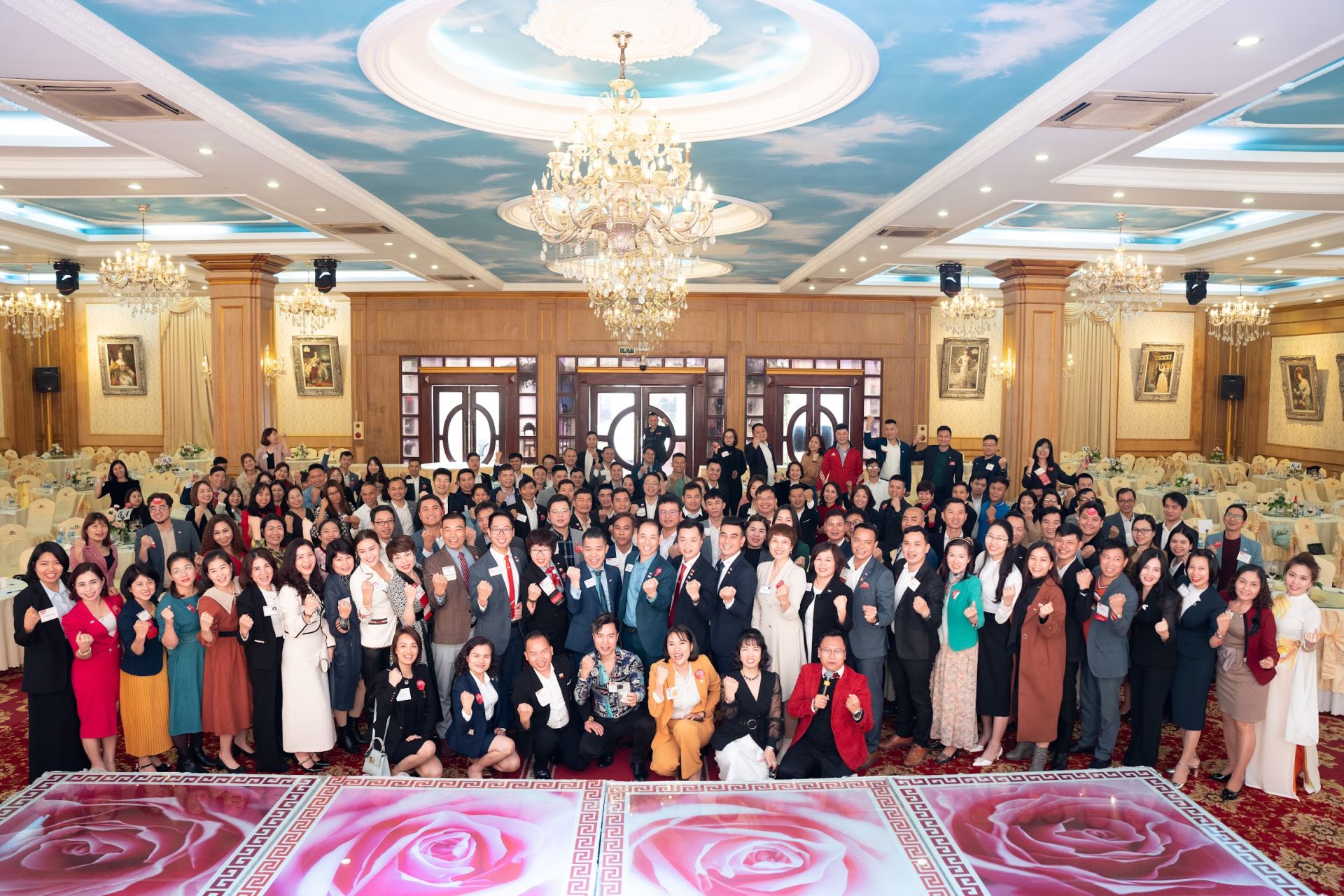 hơn 300 doanh nghiệp đến từ 18 chapter của BNI HQH (BNI vùng Hải Phòng - Quảng Ninh - Hải Dương) đã có dịp gặp gỡ trong chương trình Ngày hội kết nối kinh doanh đầu xuân: “Vui xuân mới –Kết nối toàn cầu” được tổ chức tại Hải Phòng