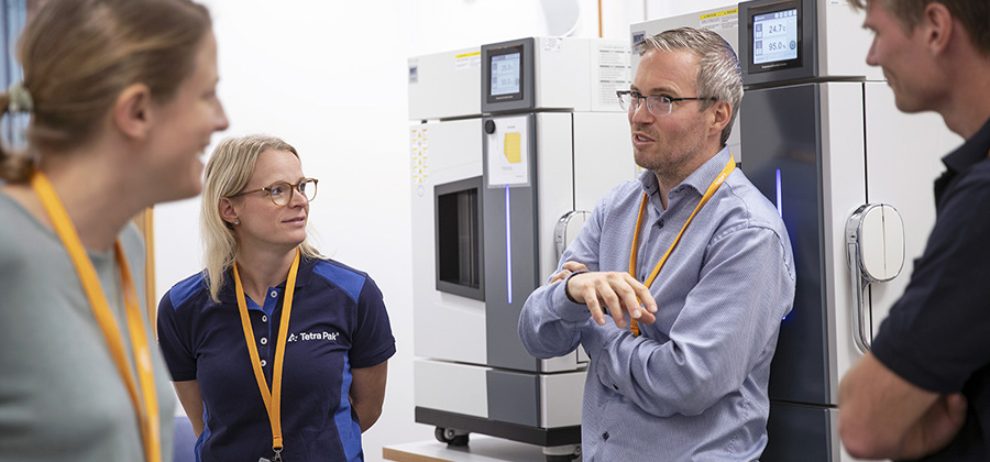 Elin Persson Jutemar và Eskil Andreasson, Tetra Pak, trong phòng thí nghiệm chuẩn bị mẫu ForMAX tại MAX IV