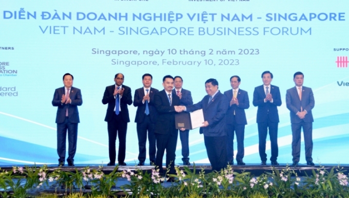 CEO Masan Group Danny Le nhận Giấy chứng nhận đăng ký đầu tư ra nước ngoài từ Bộ trưởng Kế hoạch & Đầu tư Nguyễn Chí Dũng. Ảnh: Masan