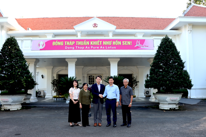 Mr. Pham Thien Nghia (2nd from the right) and Mr. Ji Han Yoo (middle) at the headquarters of Dong Thap Provincial People's Committee.