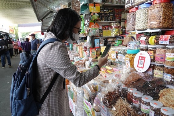 Người dân và tiểu thương tại các chợ thích thú với trải nghiệm mua sắm
không dùng tiền mặt  (Nguồn ảnh: SGGP)