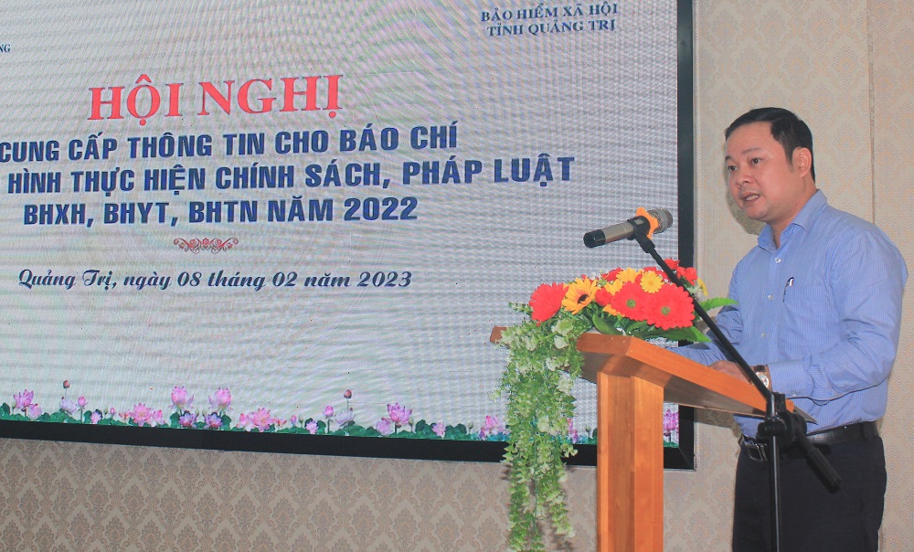 Ông Đào Công Tuấn - Phó GĐ BHXH tỉnh Quảng Trị cung cấp thông tin cho Báo chí