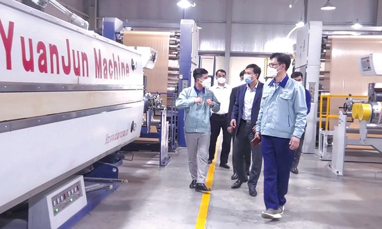 Lãnh đạo huyện Tân Sơn kiểm tra tình hình sản xuất tại Công ty TNHH SLP Việt Nam (Cụm công nghiệp Tân Phú, Tân Sơn)