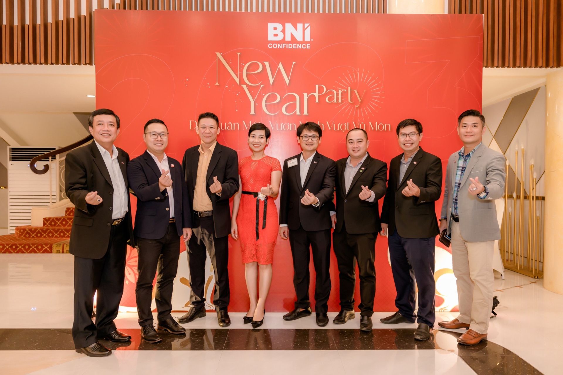 Ông Nguyễn Lê Việt Anh (ngoài cùng bên trái)- Chủ tịch BNI Confidence Chapter