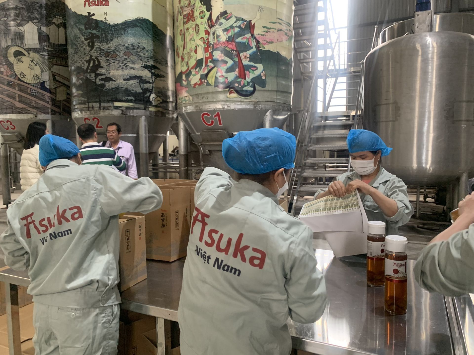 Nhiều sản phẩm nông sản được chế biến chuyên sâu mang thương hiệu Asuka như rượu mơ, trà mơ…