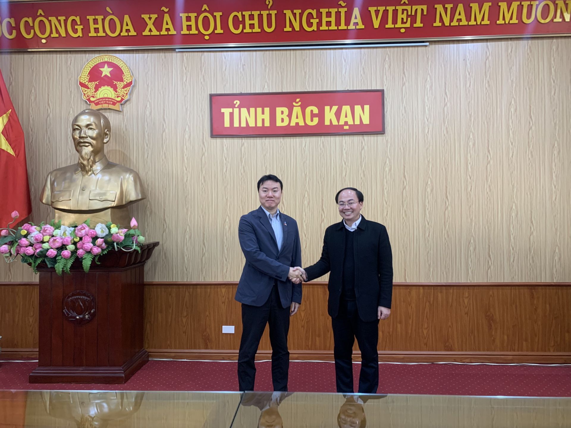 The Japanese business delegation took souvenir photos with the leaders of the People's Committee of Bac Kan province