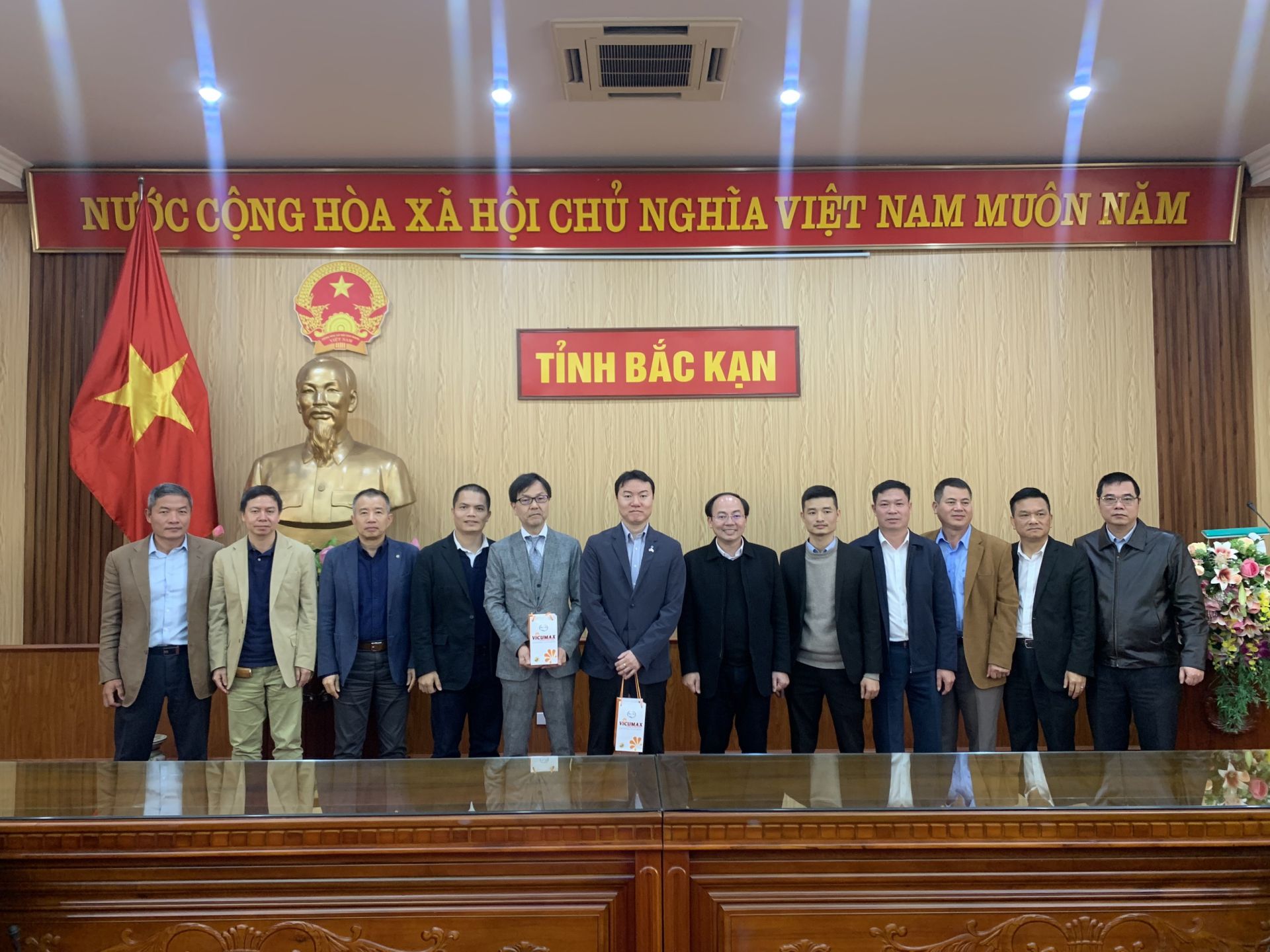 The Japanese business delegation took souvenir photos with the leaders of the People's Committee of Bac Kan province