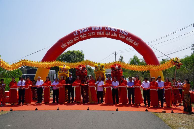 Nghi thức cắt băng chúc mừng chuyến hàng xuất khẩu lô chuối tươi đầu năm của tỉnh Đồng Nai.