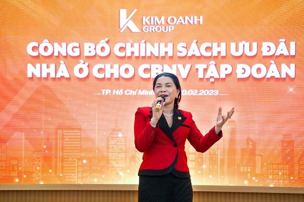 Bà Đặng Thị Kim Oanh – Chủ tịch HĐQT kiêm Tổng Giám đốc Kim Oanh Group - công bố chính sách hỗ trợ nhà ở cho nhân viên Tập đoàn