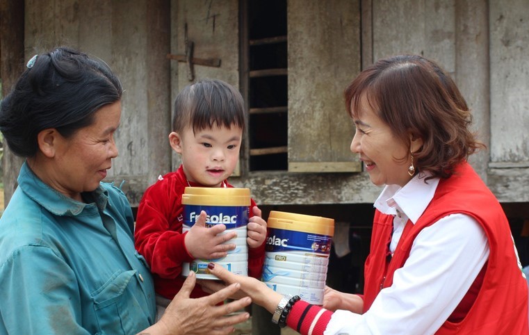 Hội Chữ thập đỏ tỉnh Hòa Bình tặng sữa bột cho trẻ em xã Ngổ Luông (Tân Lạc).