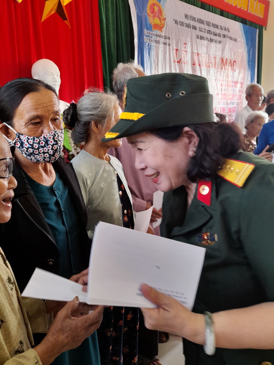 Đại tá, Bác sĩ Nguyễn Bích Hà tặng quà cho các gia đình chính sách, gia đình có hoàn cảnh khó khăn tại đảo Cồn Cỏ - Quảng Trị