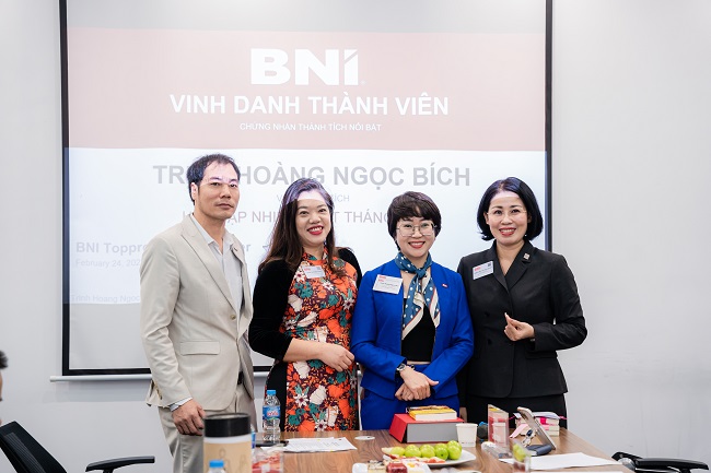 Bà Bà Nacy Quyên cùng Ban điều hành NK1.0 vinh danh thành viên tích cực tại BNI Toppro
