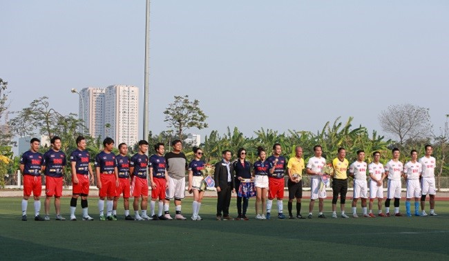 Organizer gave flowers to 2 teams.