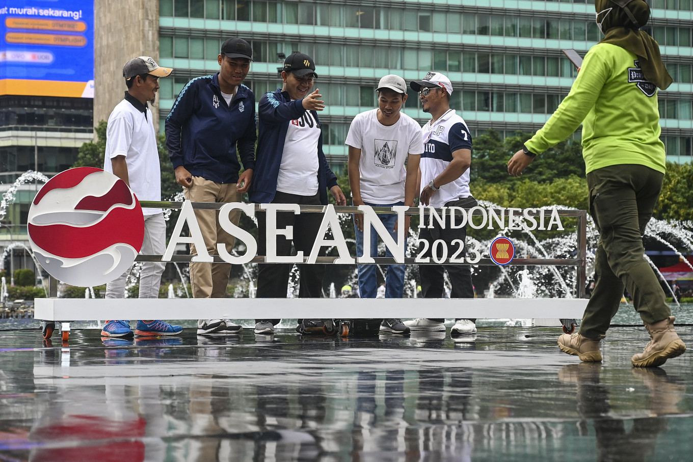 Mọi người tạo dáng với logo mới của ASEAN khi Indonesia chính thức đảm nhận vai trò chủ tịch của nhóm sau một buổi lễ ở Jakarta vào ngày 29 tháng 1. (AFP/Goh Chai Hin)