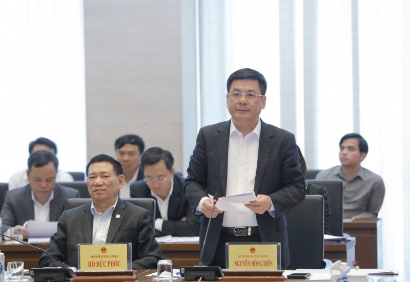Bộ trưởng Nguyễn Hồng Diên báo cáo về tình hình thị trường xăng dầu và kết quả thực hiện nhiệm vụ, giải pháp trong công tác quản lý Nhà nước về xăng dầu