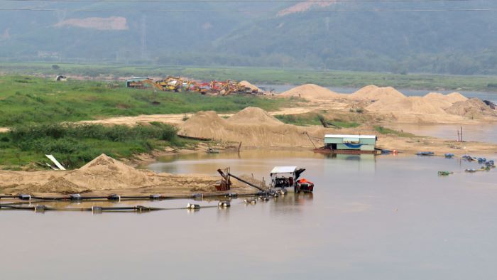 Sau tết, việc các mỏ cát tại Quảng Nam tạm ngừng hoạt động, chính vì vậy đã xảy ra tình trạng khan hiếm cát xây dựng, giá cát tăng cao, khiến các công trình xây dựng khiến các công trình xây dựng của người dân, doanh nghiệp thiếu trầm trọng