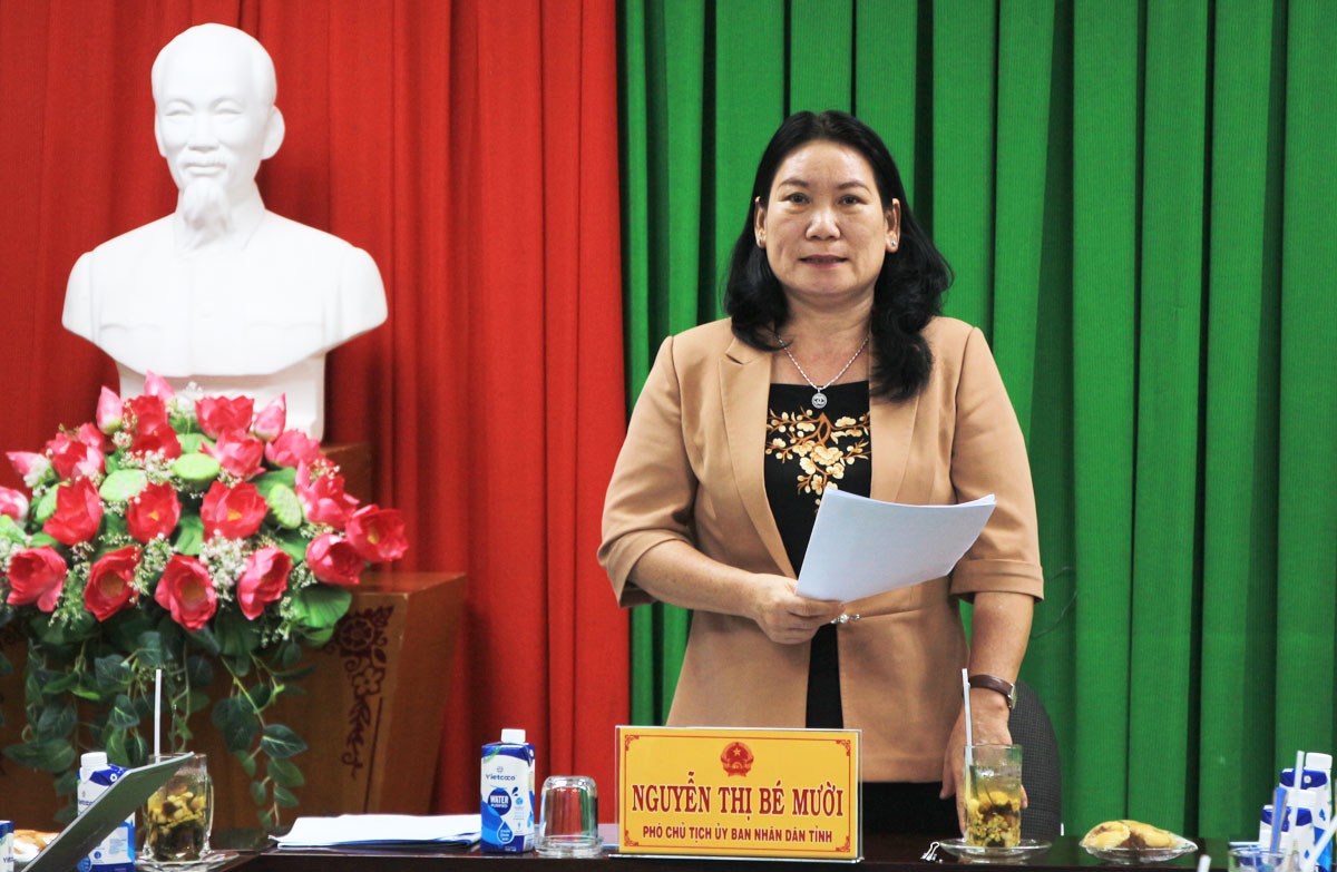 Phó Chủ tịch UBND tỉnh Nguyễn Thị Bé Mười phát biểu kết luận cuộc họp. (Ảnh: Phạm Hân)