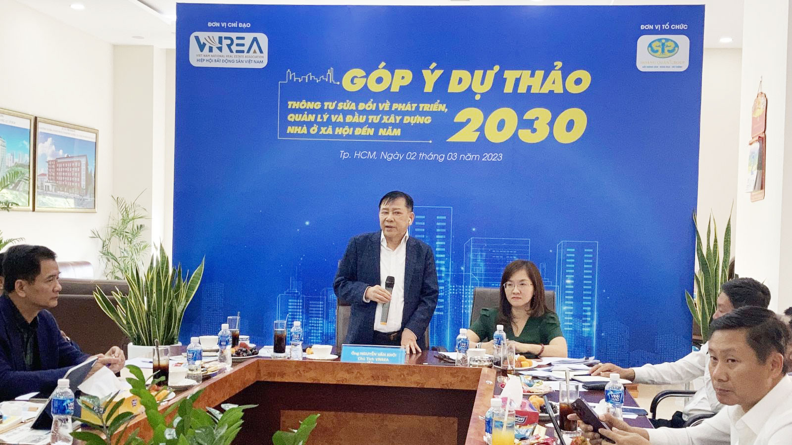 TS. Nguyễn Văn Khôi, Chủ tịch Hiệp hội Bất động sản Việt Nam, ghi nhận ý kiến góp ý của DN về dự thảo
