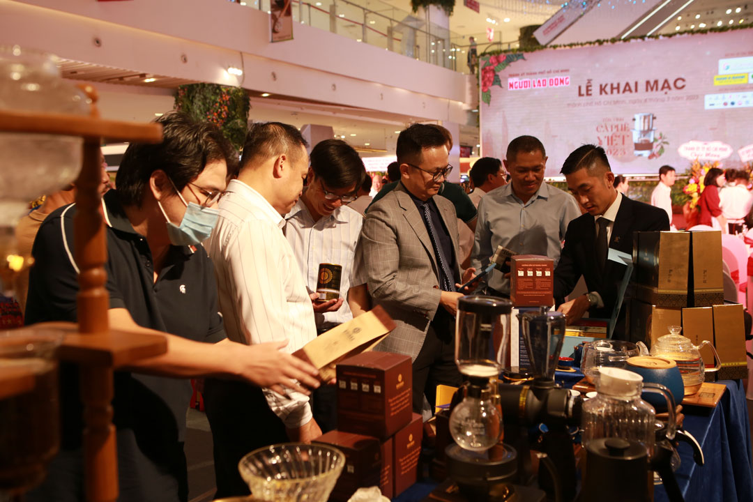 Đông đảo khách đến tham quan và thưởng thức cà phê Việt  miễn phí tại các gian hàng