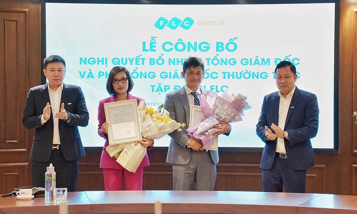 Mr. Le Tien Dung, the new General Director of FLC, and Ms. Tran Thi Huong, the new permanent deputy general director, at the announcement of the decision on the afternoon of March 1.