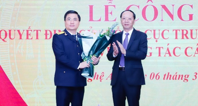 Ông Bùi Thanh An - Phó Chủ tịch UBND tỉnh Nghệ An tặng hoa chúc mừng tân Cục trưởng Cục Thuế Nguyễn Đình Đức