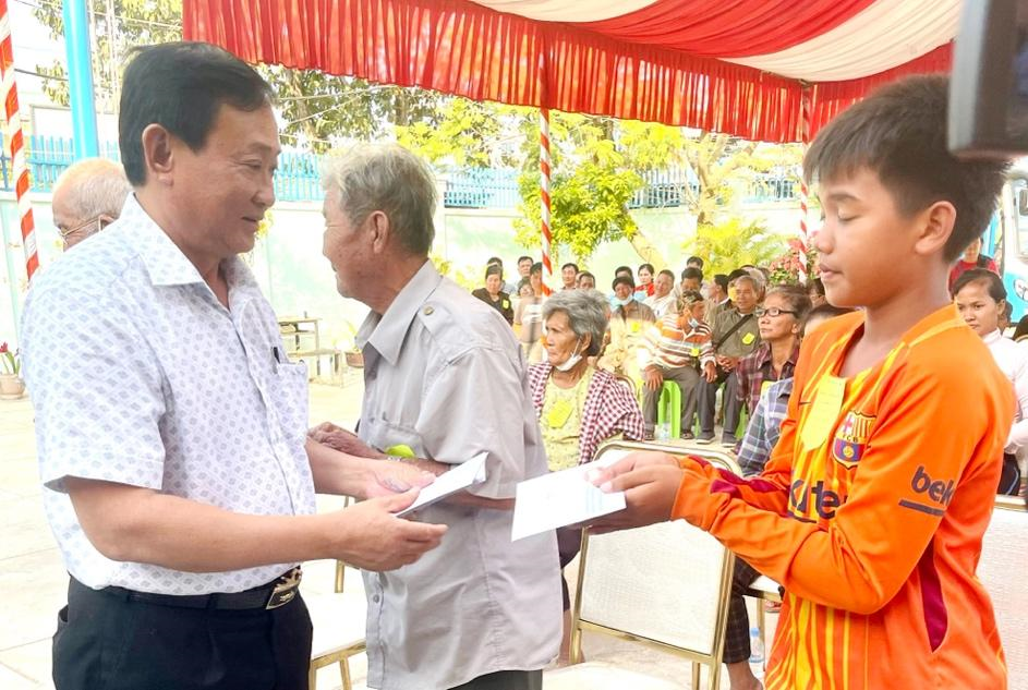 Chủ tịch Uỷ ban MTTQ Việt Nam tỉnh An Giang Nguyễn Tiếc Hùng trao hỗ trợ cho người dân Campuchia
