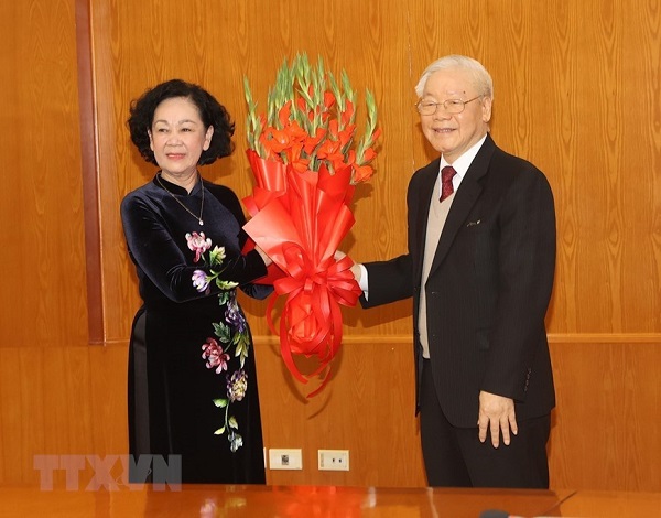 Tổng Bí thư Nguyễn Phú Trọng chúc mừng Thường trực Ban Bí thư Trương Thị Mai (Ảnh: TTXVN)