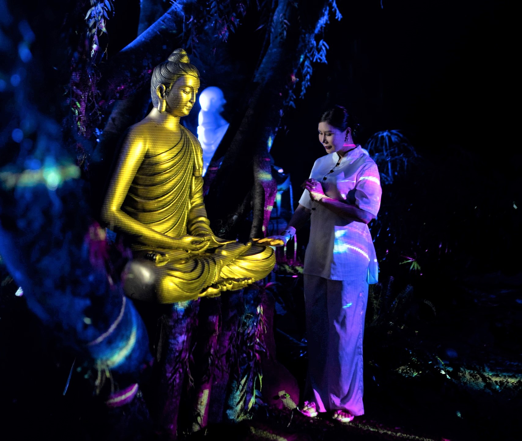 Trong” đêm Phật thành đạo” tại Tĩnh Lạc Viên, Doanh nhân Mỹ Hằng nguyện cầu cho tất cả chúng sinh được hạnh phúc và an lạc.
