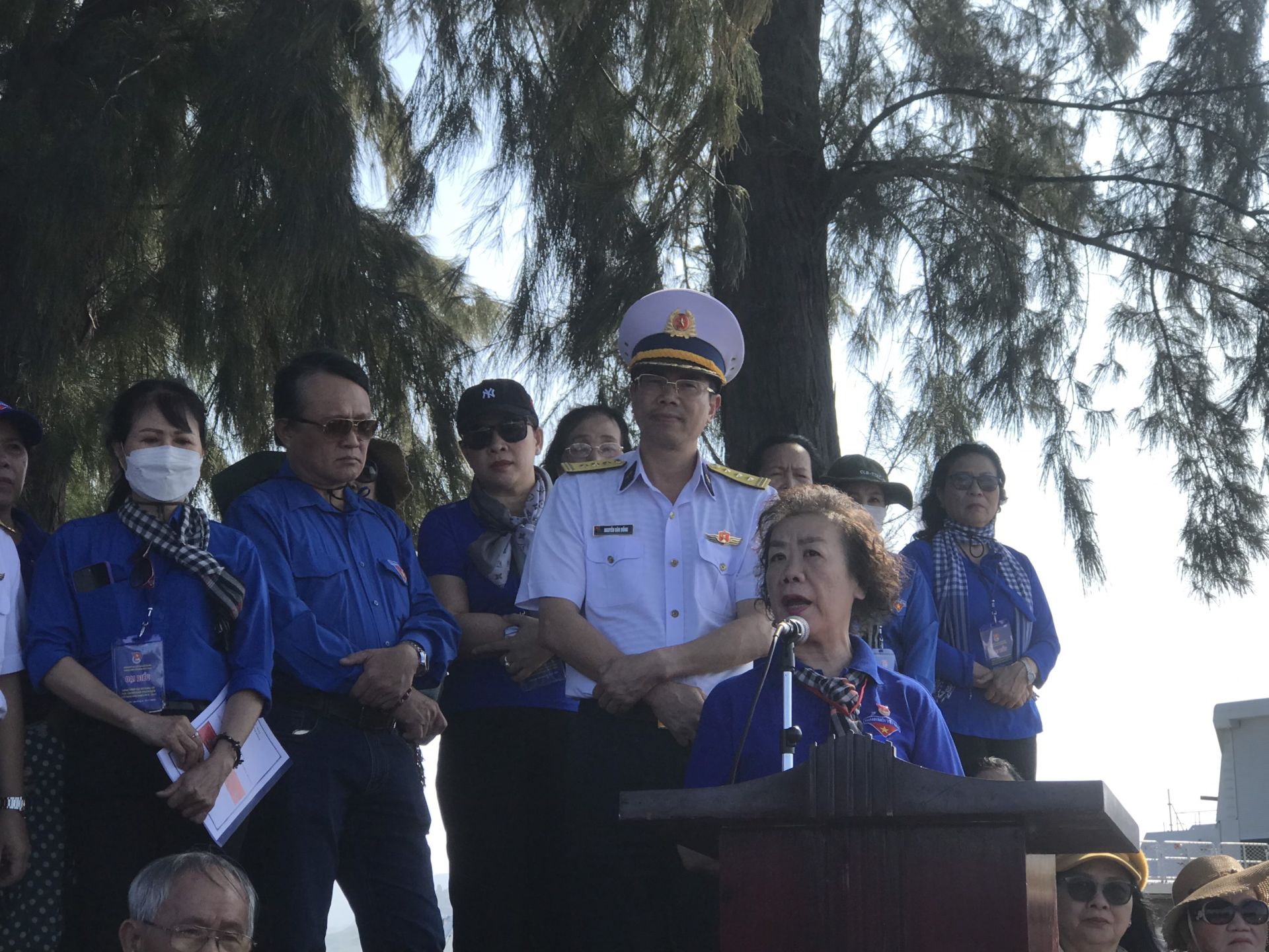 Bà Đặng Hồng Linh - Tổng Thư ký Ban Liên lạc Cựu Cán bộ Đoàn Thanh niên Việt Nam phía Nam, chia sẻ cảm xúc khi đến thăm Hải quân Trường Sa