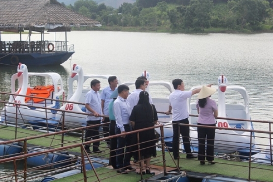 Đoàn công tác do Chủ tịch UBND tỉnh Nghệ An Nguyễn Đức Trung dẫn đầu đến thăm Khu Du lịch sinh thái Hòn Mát vào ngày 17/6/2022