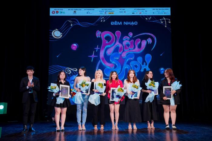 Ceo Nguyễn Thị Thu Hường nhận kỷ niệm chương từ BTC Phẩy show 2023