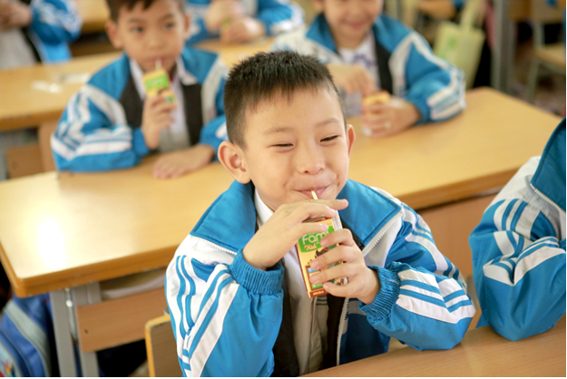 Các em học sinh sử dụng sữa đậu nành Fami để bổ sung dinh dưỡng, phát triển sức khỏe và thể chất