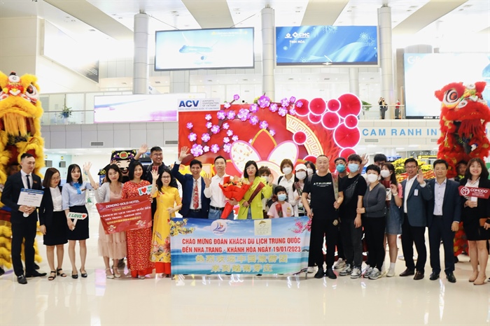 Khách du lịch Trung Quốc trở lại Nha Trang vào dịp Tết Quý Mão. Ảnh: Báo Khánh Hoà