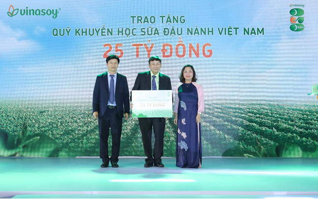 Quỹ Khuyến học Sữa đậu nành Việt Nam đã, đang và sẽ luôn được Vinasoy đặt nhiều tình cảm, tâm huyết nhất với cam kết đồng hành và triển khai bền bỉ, mạnh mẽ.